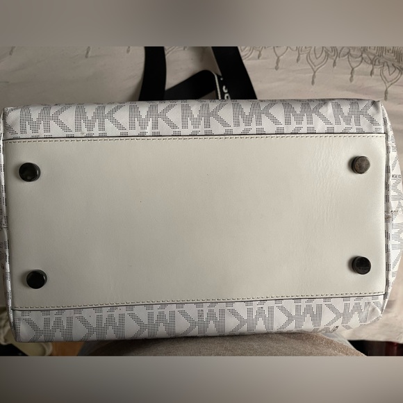 EXCLUSIVE Black & White MK tote - Picture 7 of 16